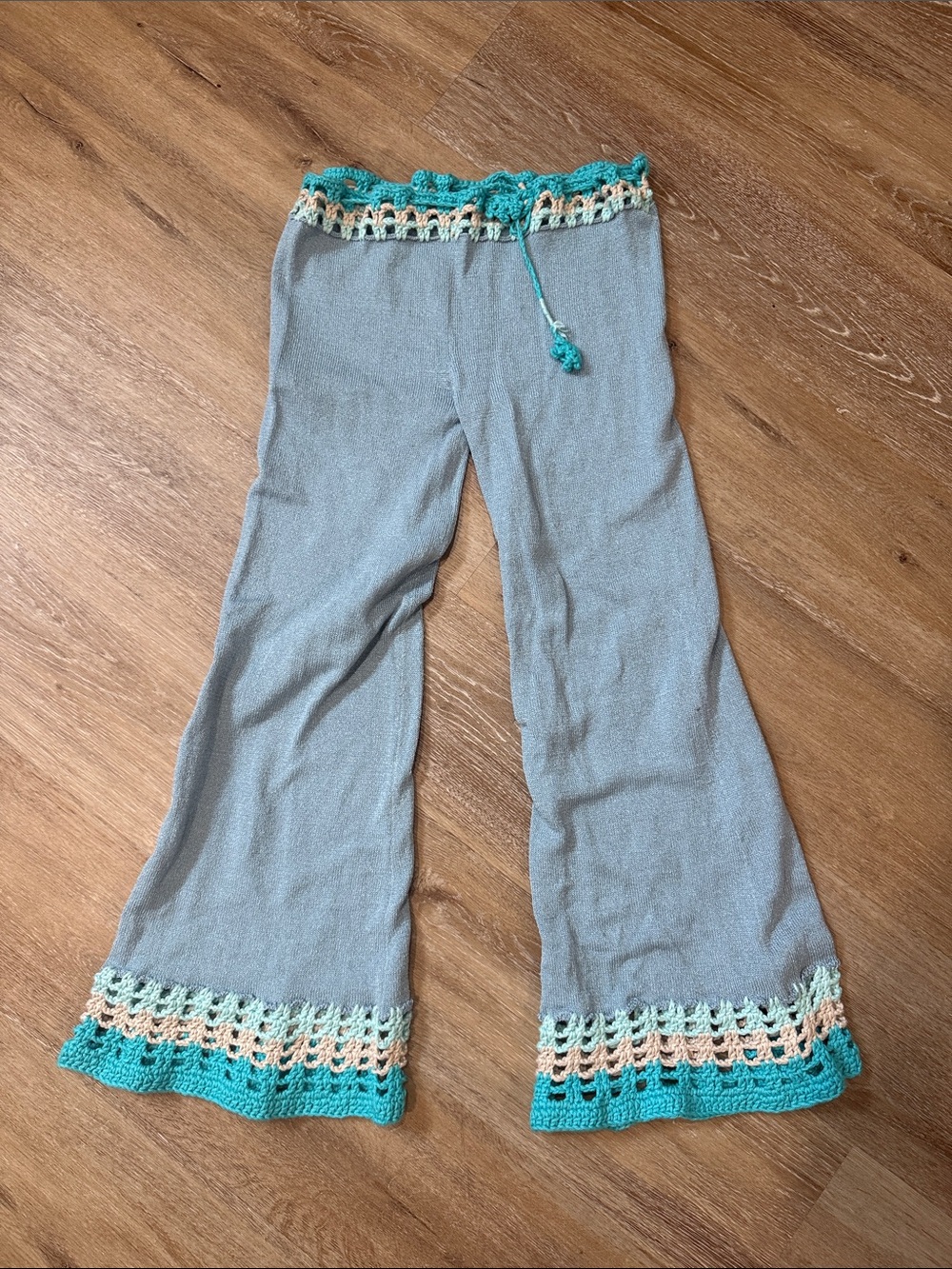 Crochet trim bell bottom capri pants